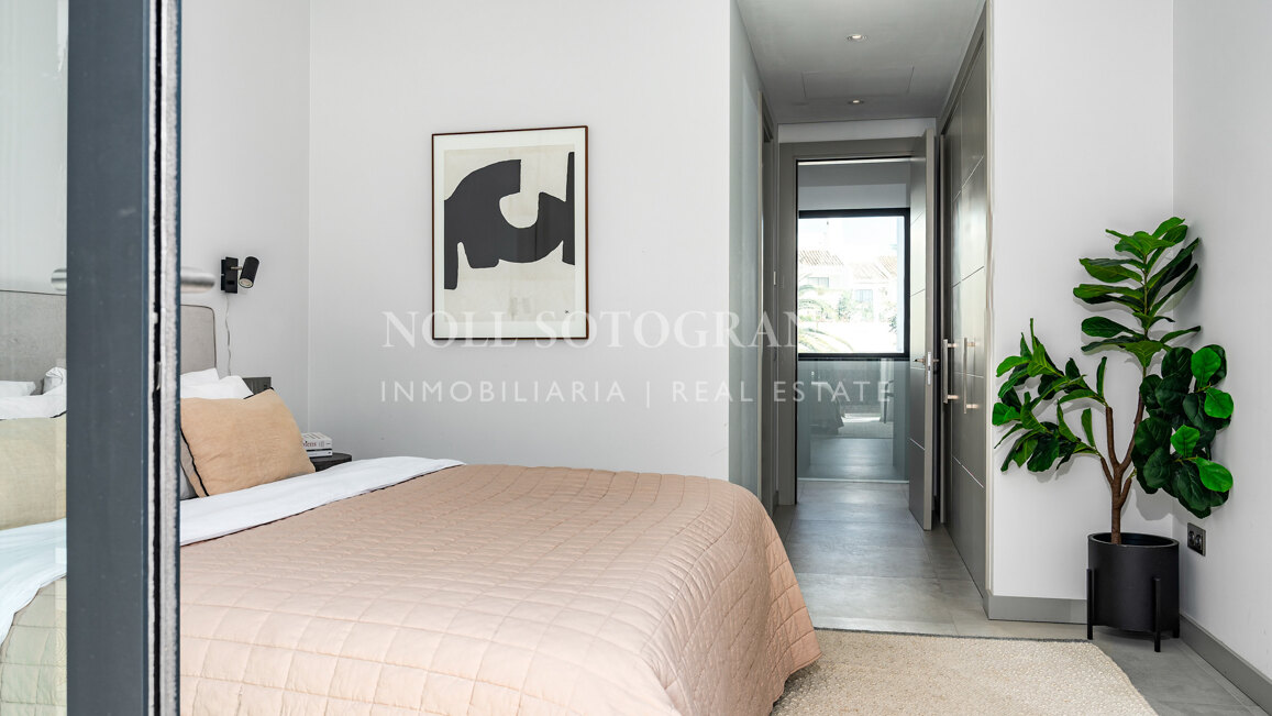 Contemporary villa within walking distance to the beach and amenities in Nueva Andalucia