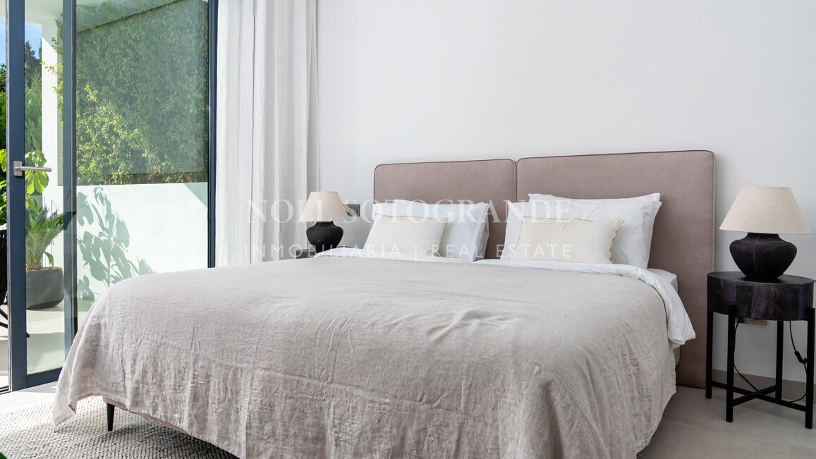 Contemporary villa within walking distance to the beach and amenities in Nueva Andalucia