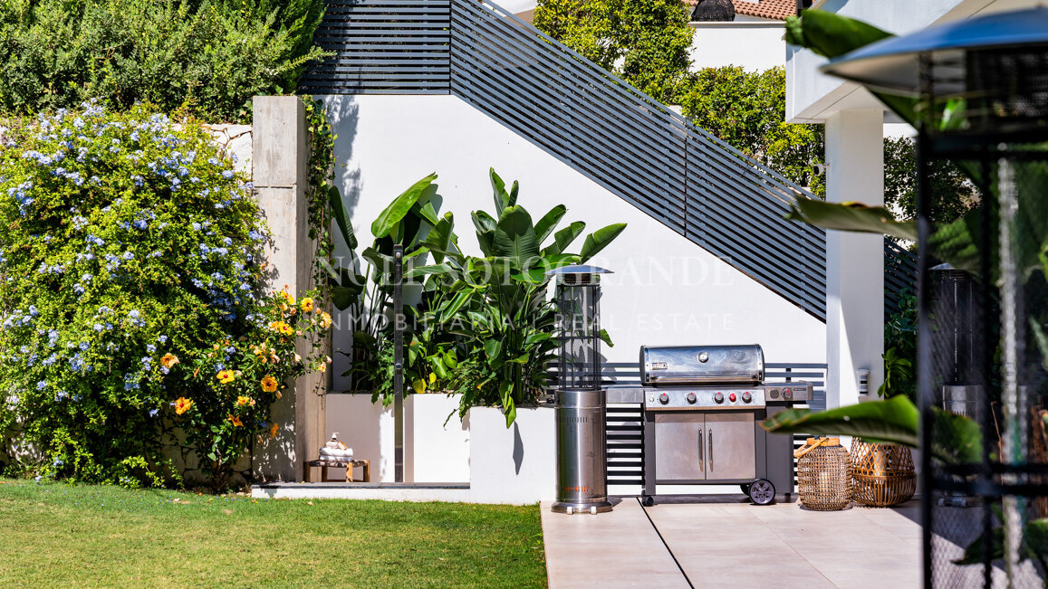 Contemporary villa within walking distance to the beach and amenities in Nueva Andalucia