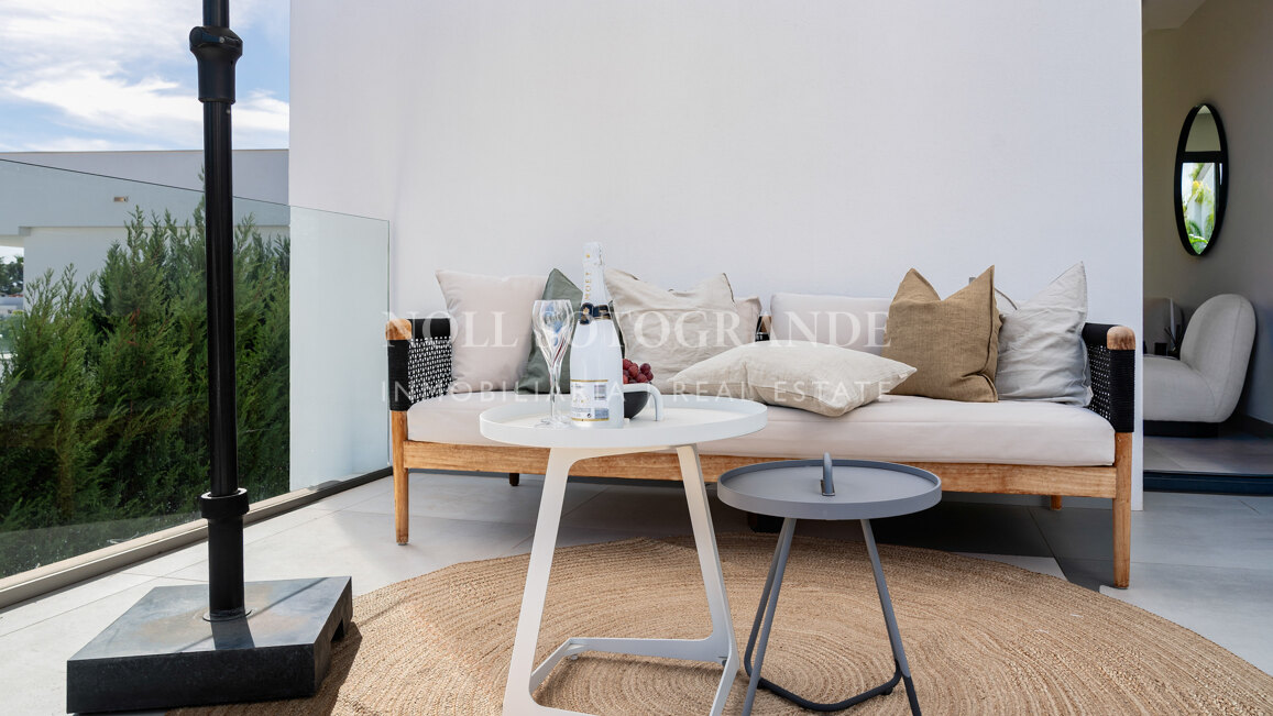 Contemporary villa within walking distance to the beach and amenities in Nueva Andalucia