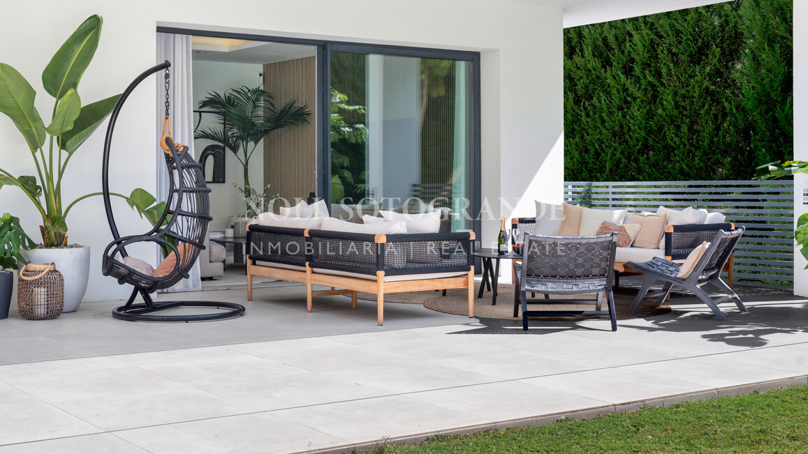 Contemporary villa within walking distance to the beach and amenities in Nueva Andalucia