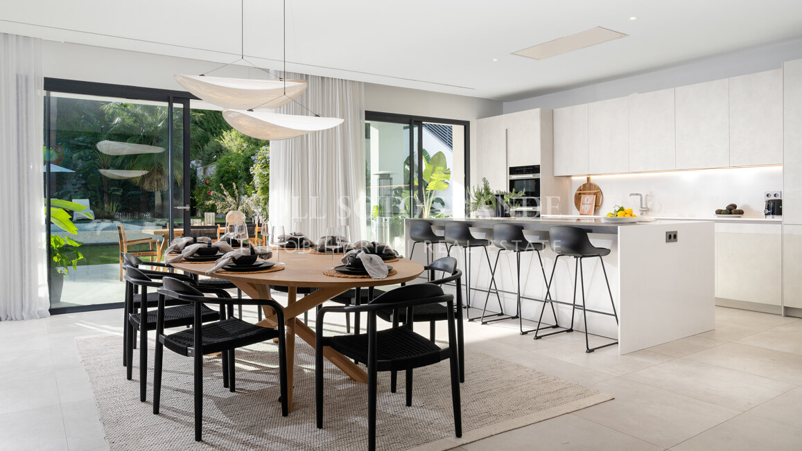 Contemporary villa within walking distance to the beach and amenities in Nueva Andalucia