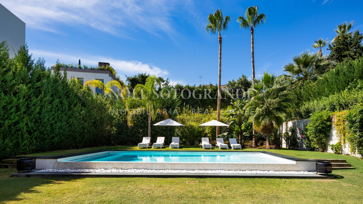 Contemporary villa within walking distance to the beach and amenities in Nueva Andalucia
