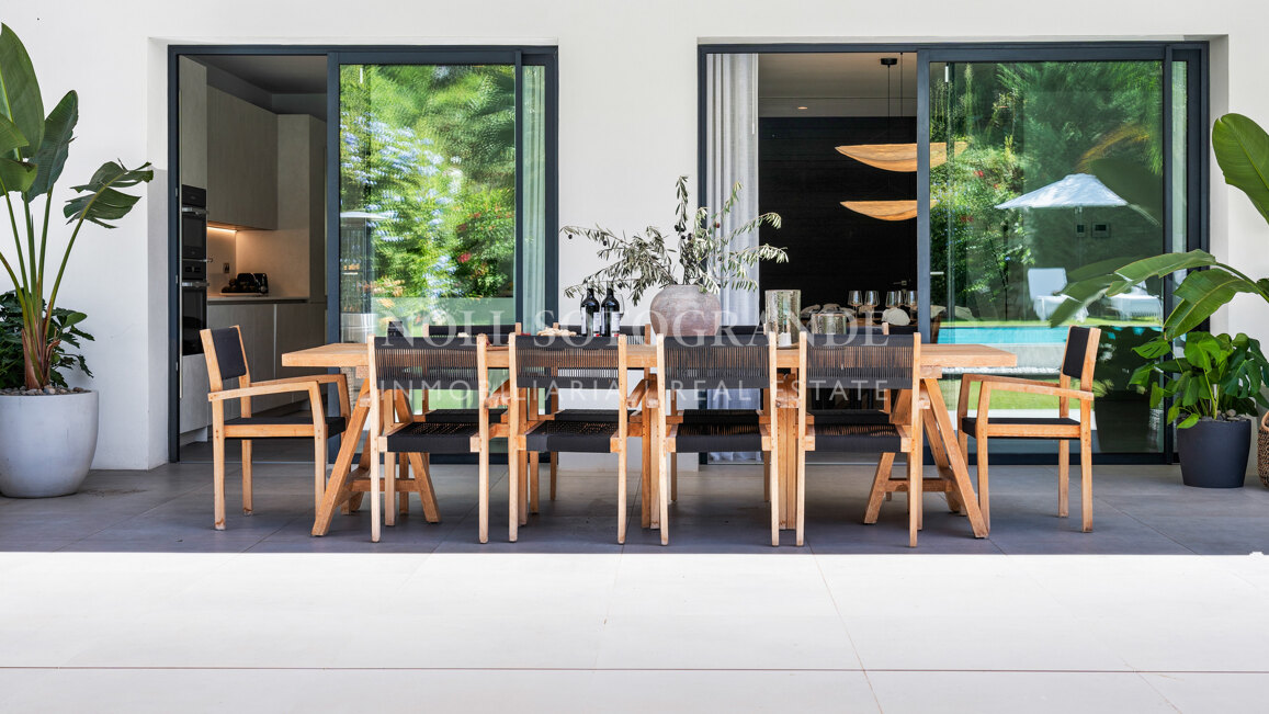 Contemporary villa within walking distance to the beach and amenities in Nueva Andalucia