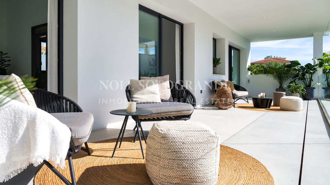 Contemporary villa within walking distance to the beach and amenities in Nueva Andalucia
