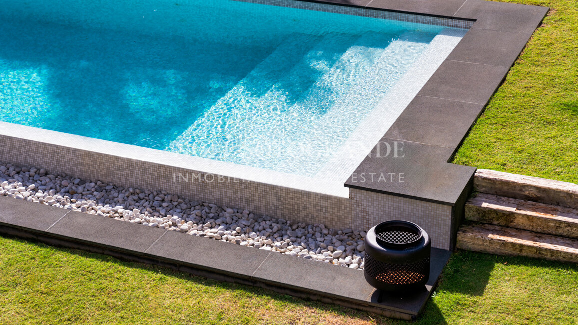 Contemporary villa within walking distance to the beach and amenities in Nueva Andalucia