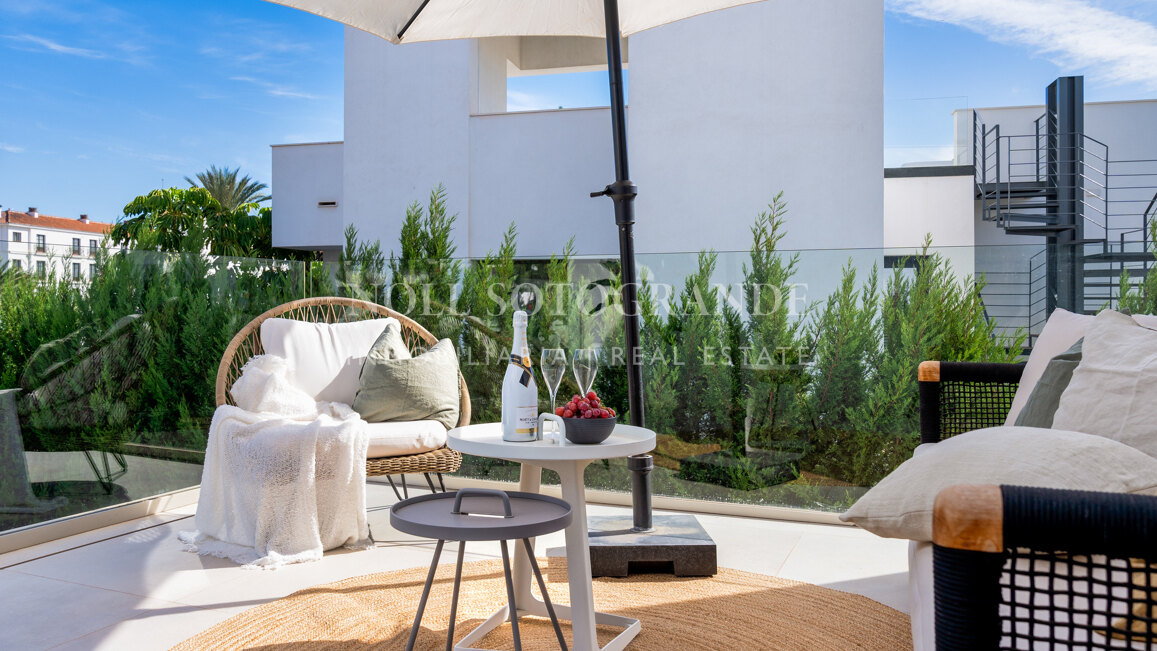 Contemporary villa within walking distance to the beach and amenities in Nueva Andalucia