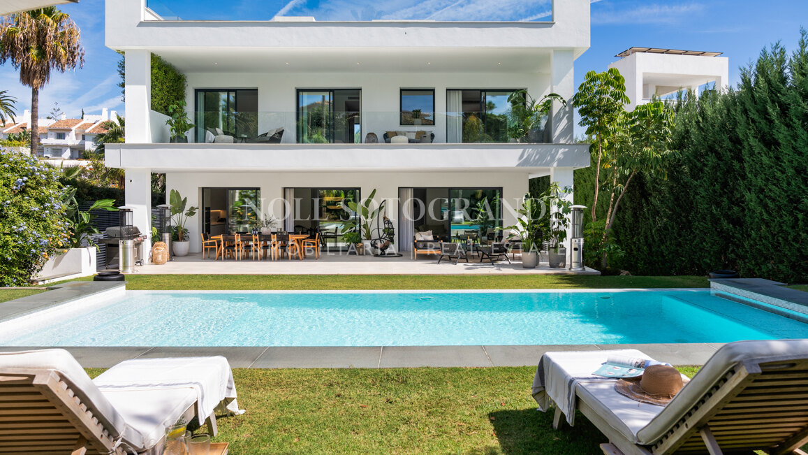 Contemporary villa within walking distance to the beach and amenities in Nueva Andalucia