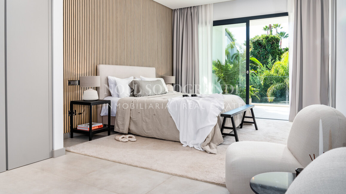 Contemporary villa within walking distance to the beach and amenities in Nueva Andalucia