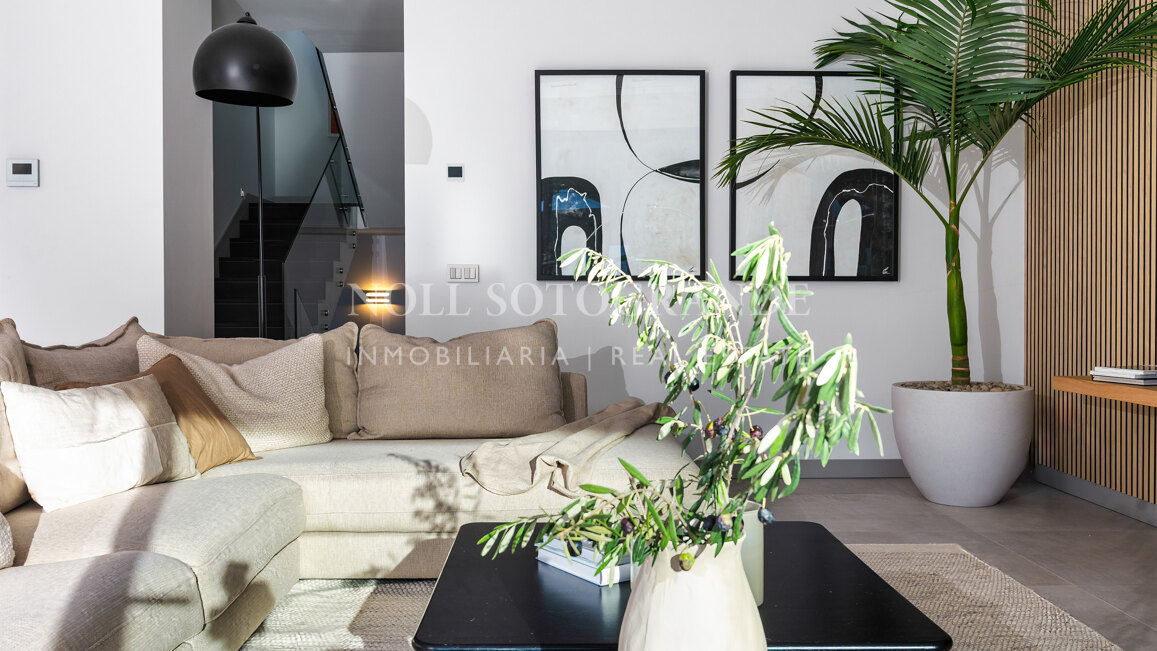 Contemporary villa within walking distance to the beach and amenities in Nueva Andalucia