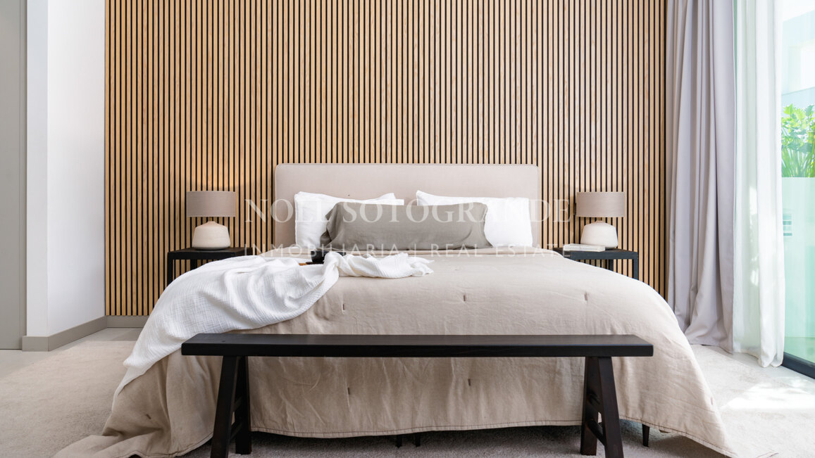 Contemporary villa within walking distance to the beach and amenities in Nueva Andalucia