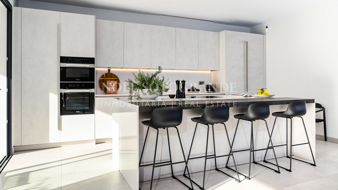 Contemporary villa within walking distance to the beach and amenities in Nueva Andalucia