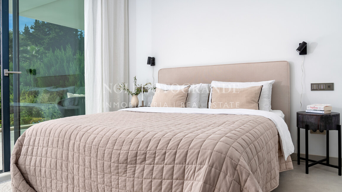 Contemporary villa within walking distance to the beach and amenities in Nueva Andalucia