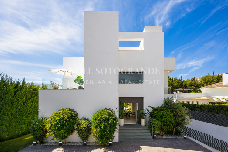 Contemporary villa within walking distance to the beach and amenities in Nueva Andalucia