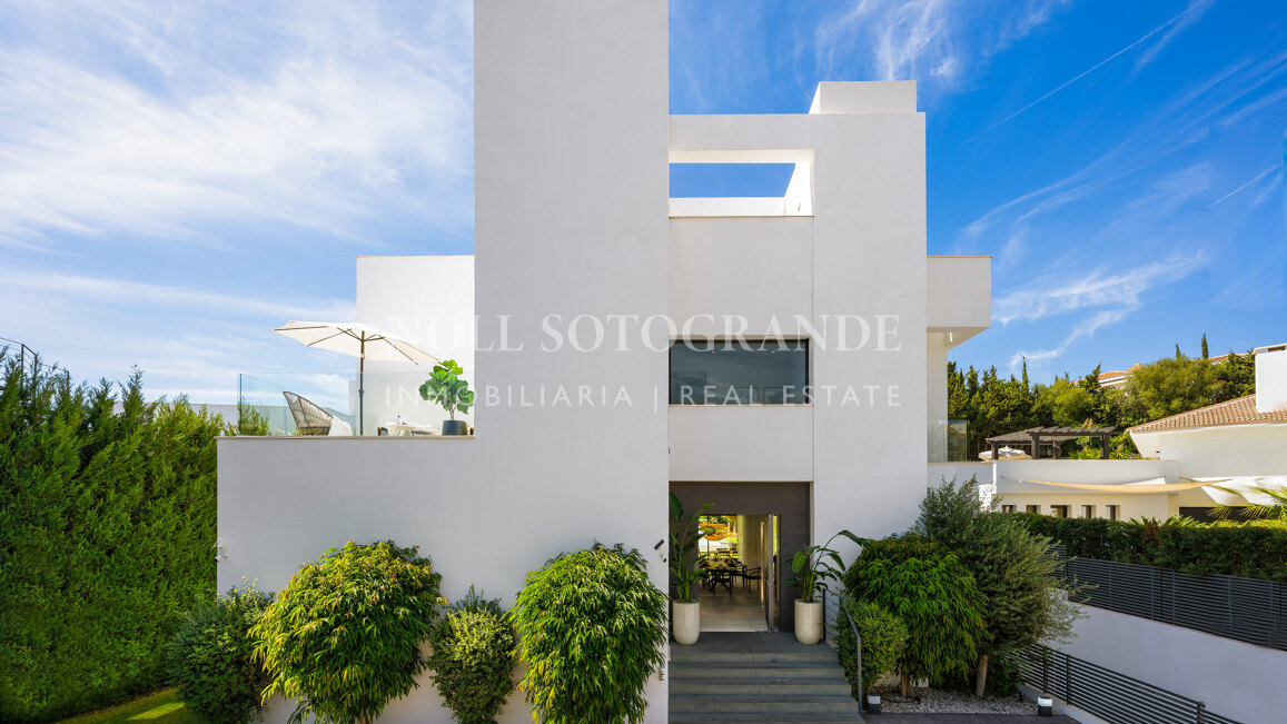 Contemporary villa within walking distance to the beach and amenities in Nueva Andalucia