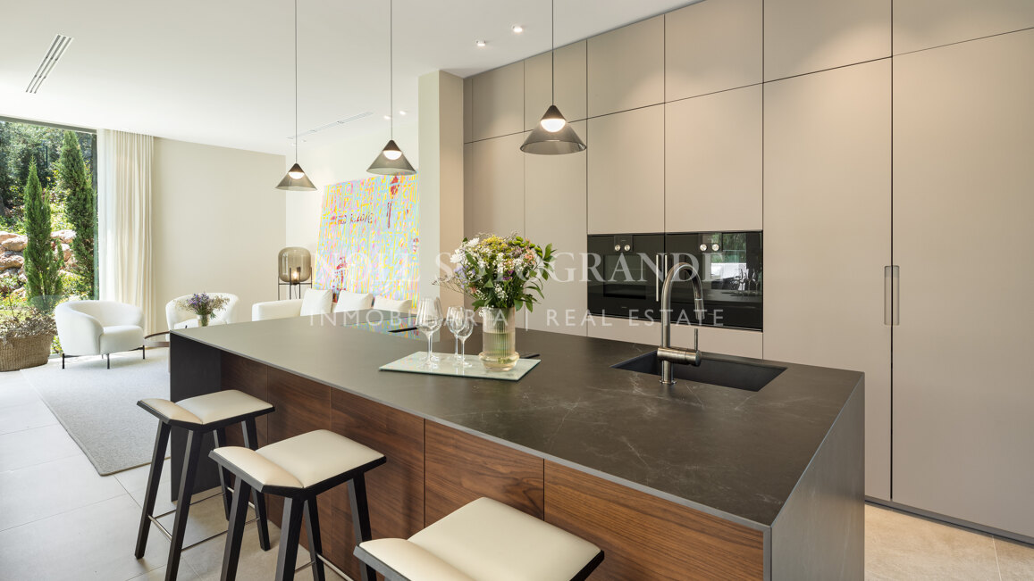 Brand new 6-bedroom golf villa in Nueva Andalucia, Marbella