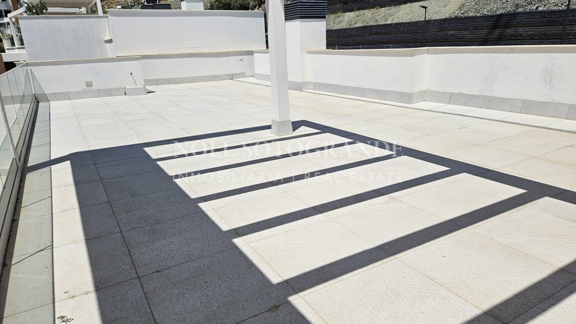 Contemporary penthouse with sea and golf views above La Quinta Golf, Benahavís