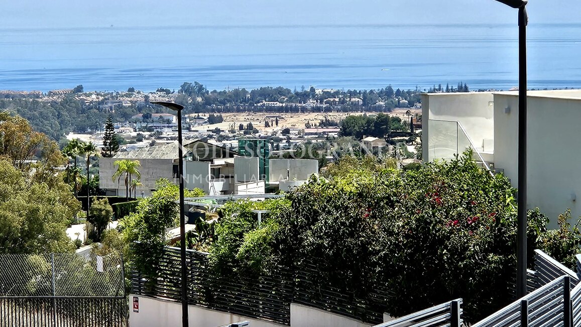 Contemporary penthouse with sea and golf views above La Quinta Golf, Benahavís