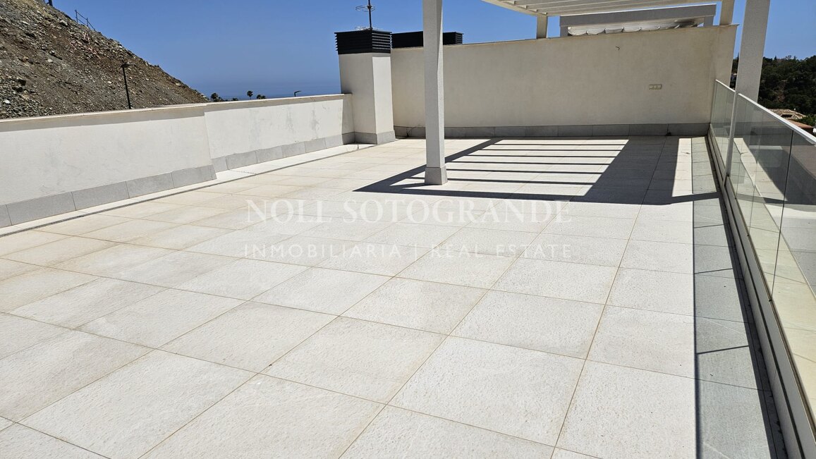 Contemporary penthouse with sea and golf views above La Quinta Golf, Benahavís