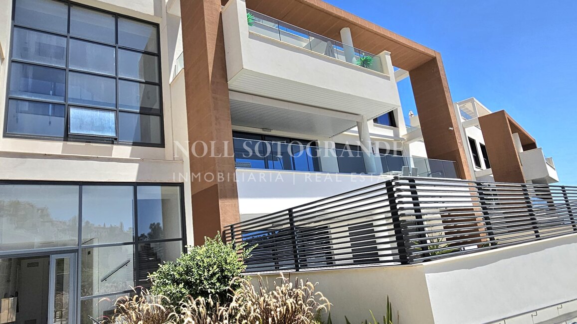 Contemporary penthouse with sea and golf views above La Quinta Golf, Benahavís