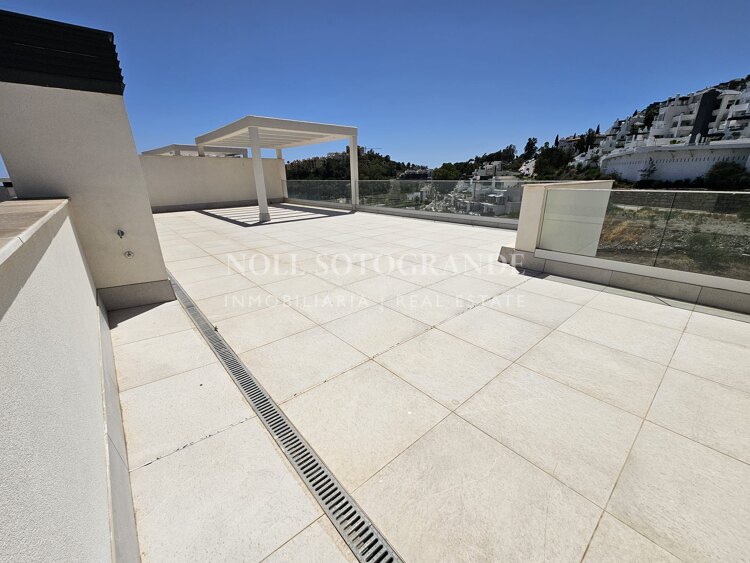 Moderno Ático con vistas al mar y al golf por encima de La Quinta Golf, Benahavís