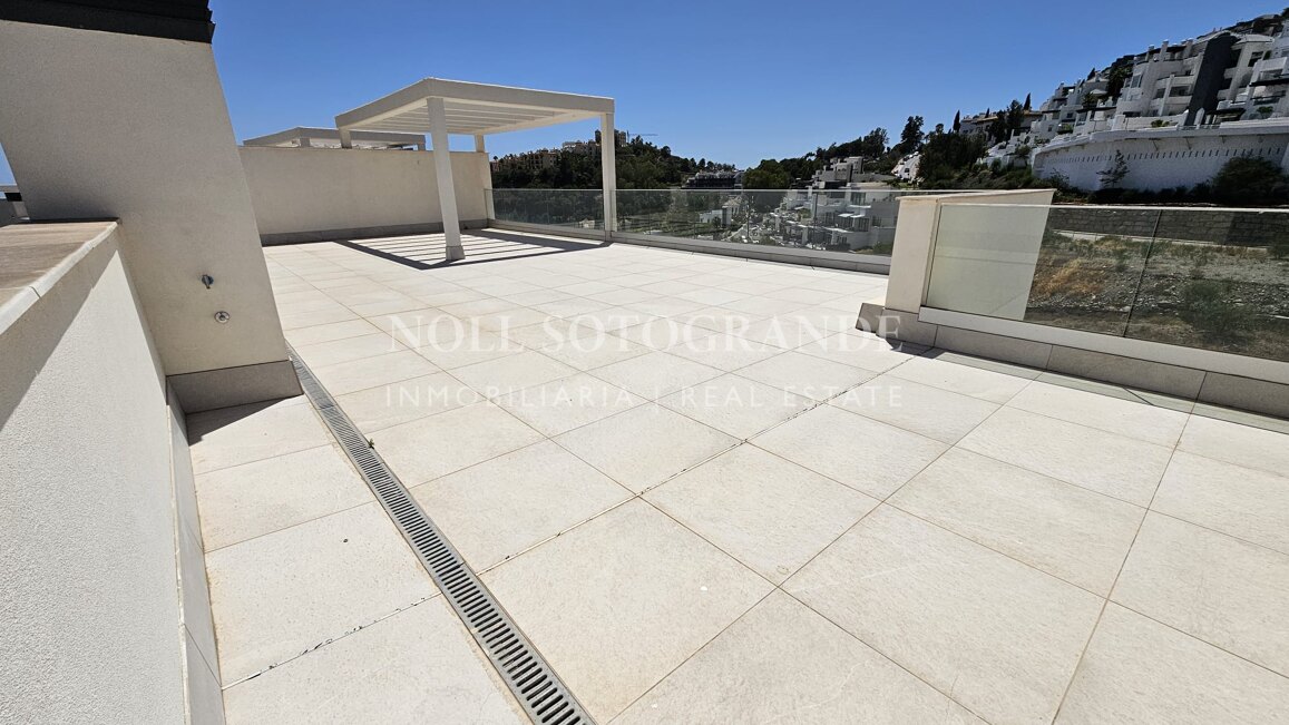 Contemporary penthouse with sea and golf views above La Quinta Golf, Benahavís