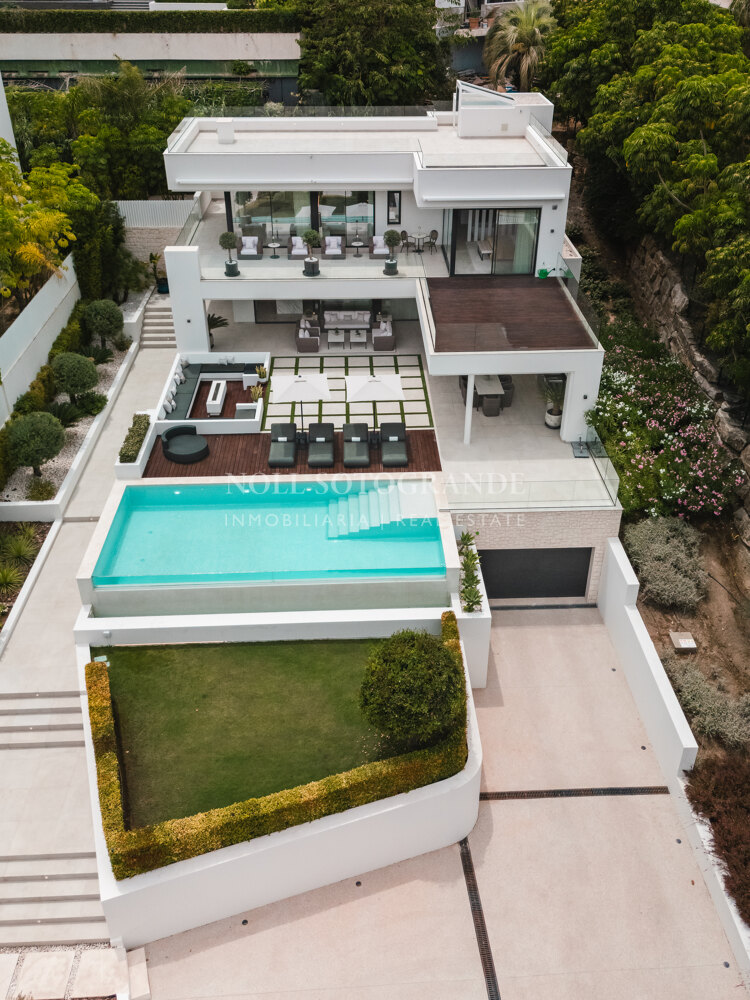 Luxury golf villa in Nueva Andalucia's Golf Valley, Marbella