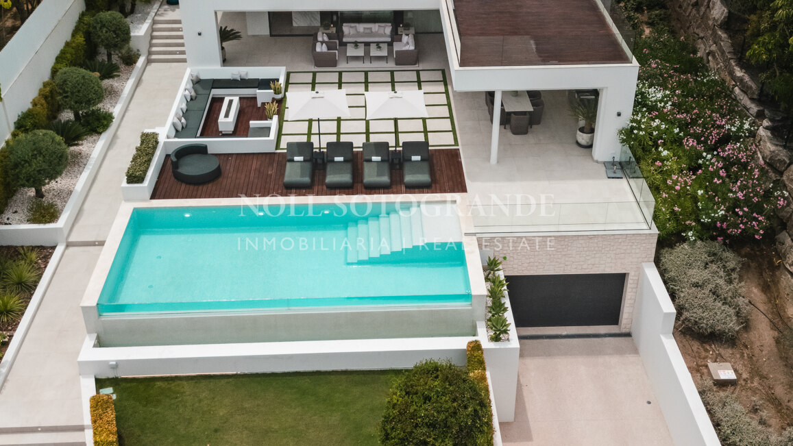 Luxury golf villa in Nueva Andalucia's Golf Valley, Marbella