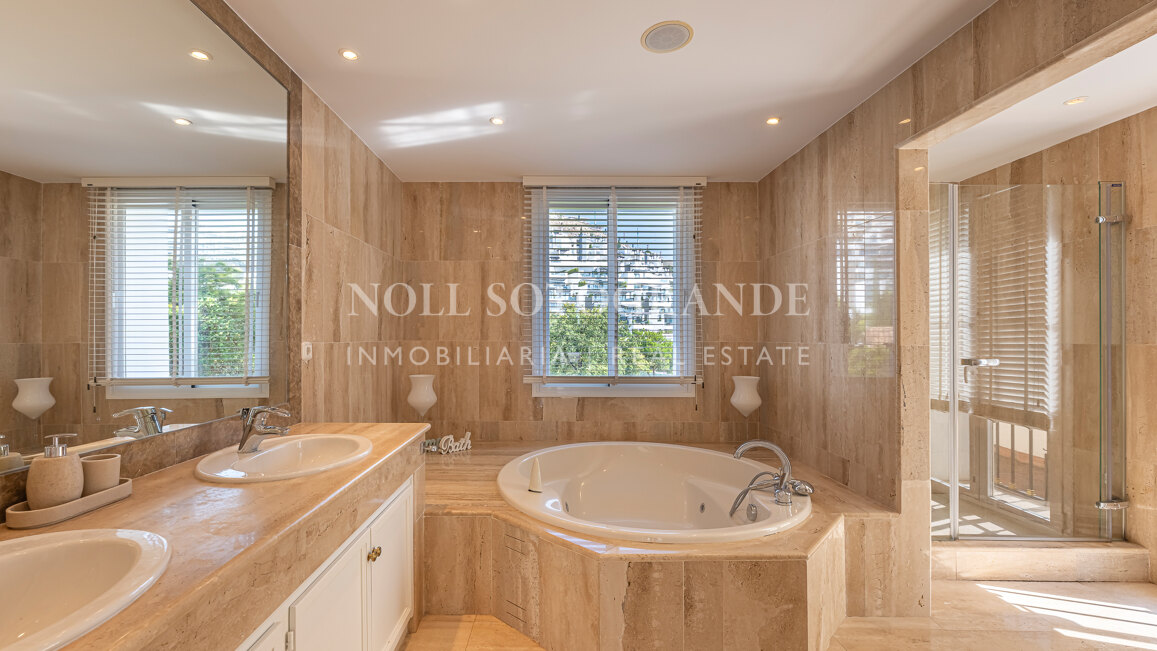 Frontline golf 5-bed villa in La Reserva de La Quinta