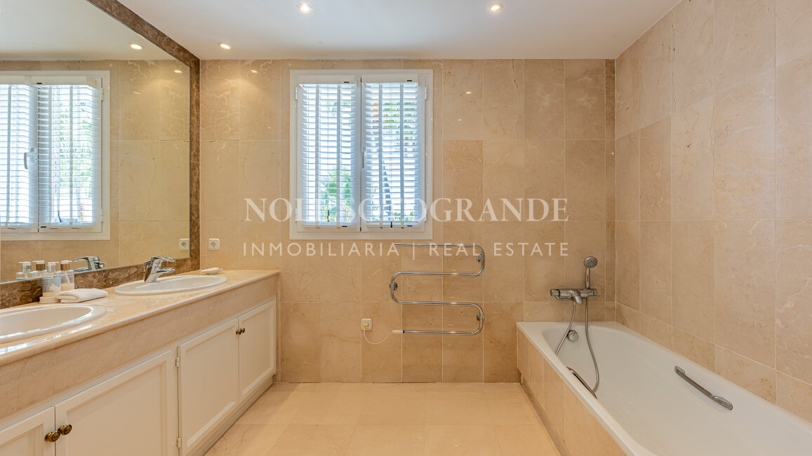 Frontline golf 5-bed villa in La Reserva de La Quinta