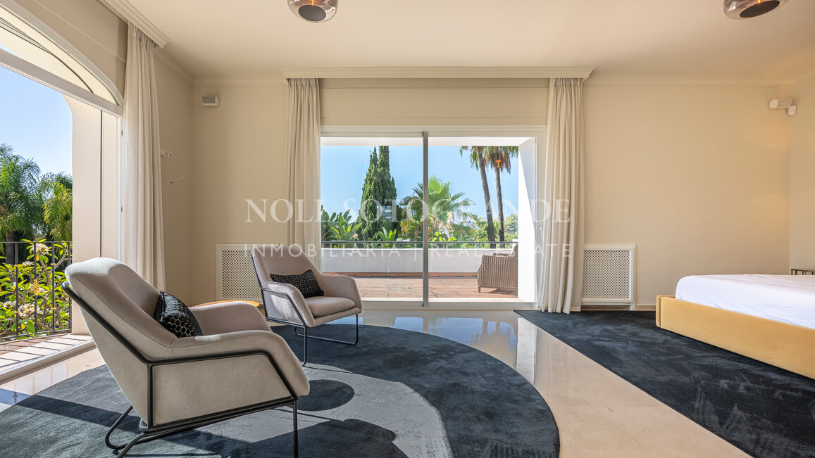 Frontline golf 5-bed villa in La Reserva de La Quinta