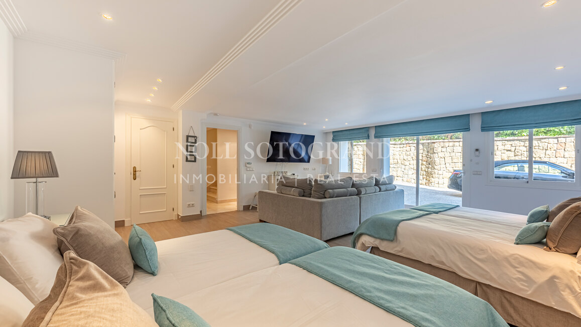 Frontline golf 5-bed villa in La Reserva de La Quinta