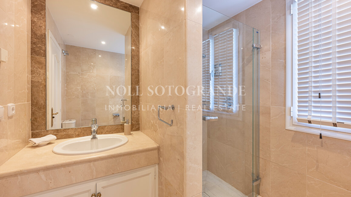 Frontline golf 5-bed villa in La Reserva de La Quinta