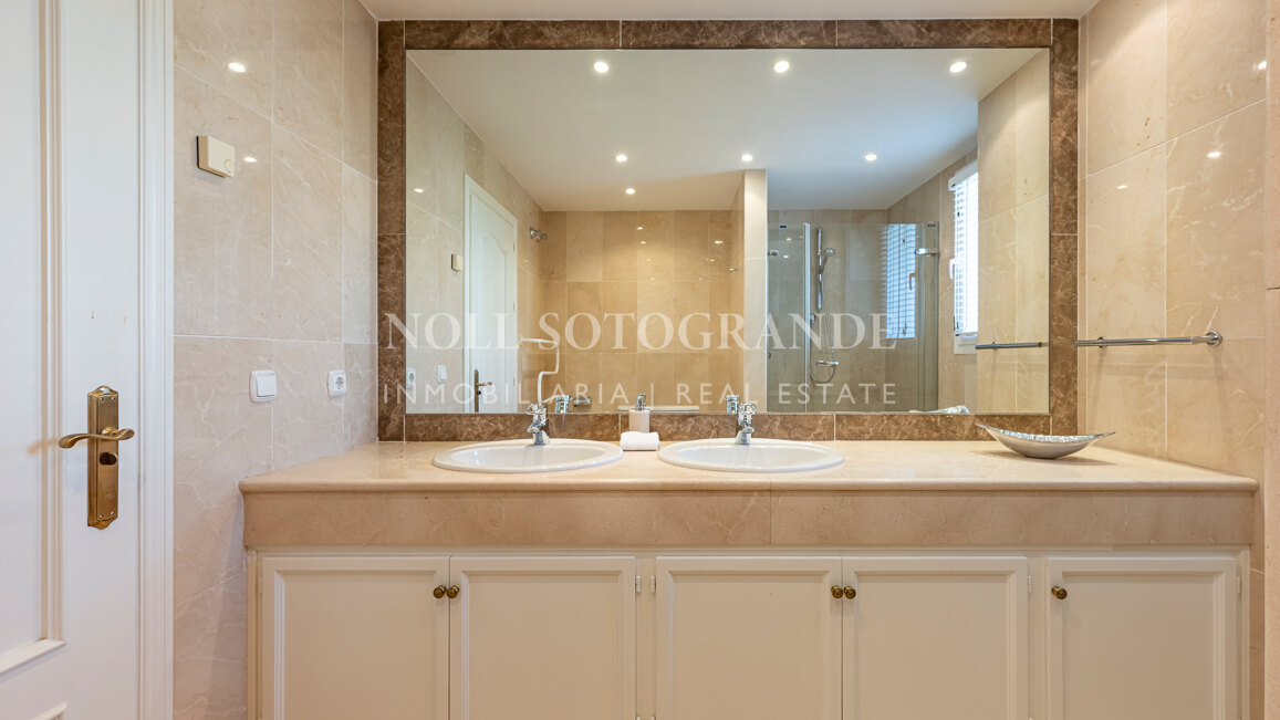 Frontline golf 5-bed villa in La Reserva de La Quinta