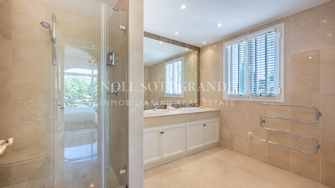 Frontline golf 5-bed villa in La Reserva de La Quinta