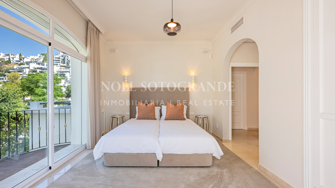 Frontline golf 5-bed villa in La Reserva de La Quinta