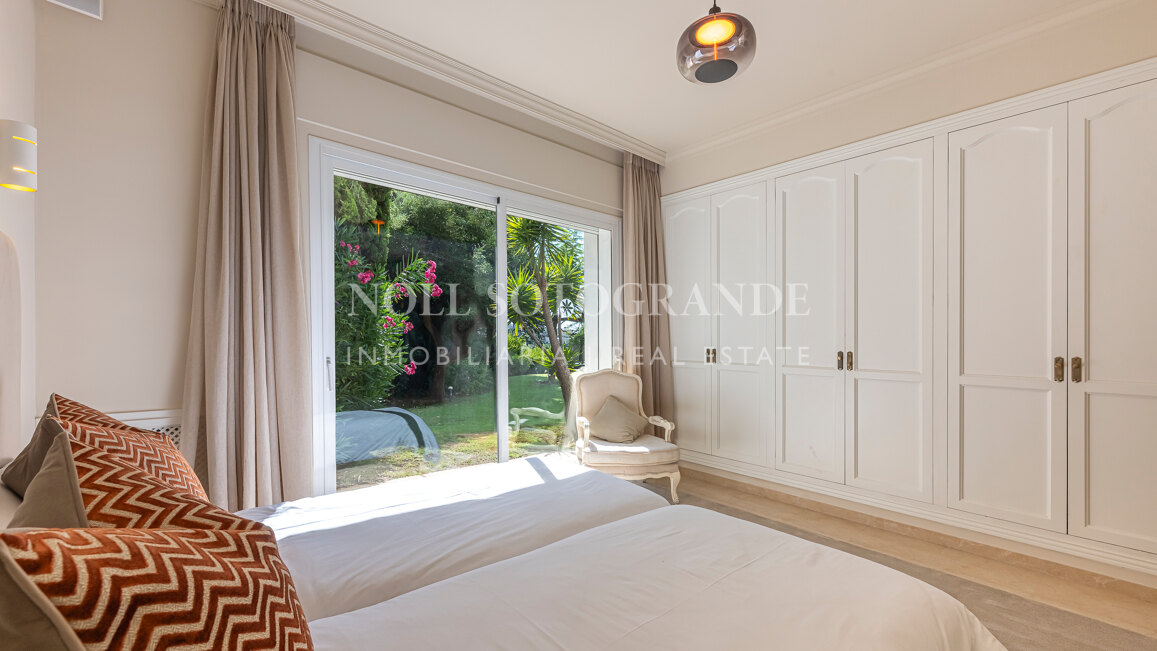 Frontline golf 5-bed villa in La Reserva de La Quinta