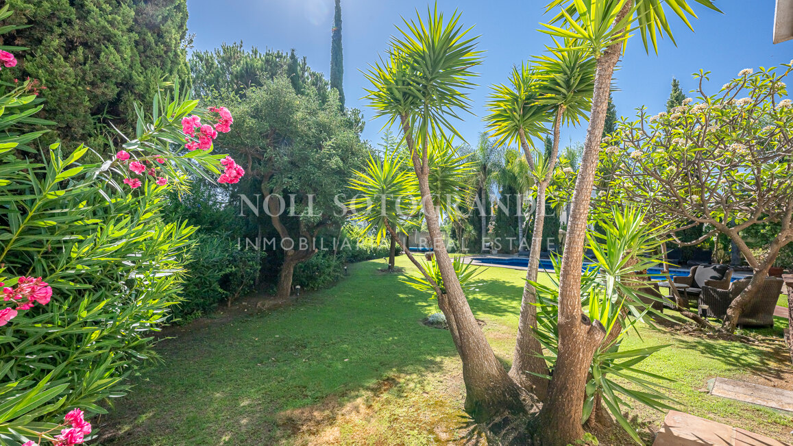 Frontline golf 5-bed villa in La Reserva de La Quinta