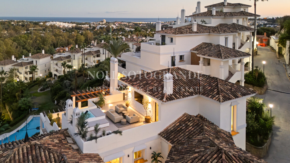 Fully renovated duplex penthouse with sea, lake and mountain views in Nueva Andalucia, Marbella