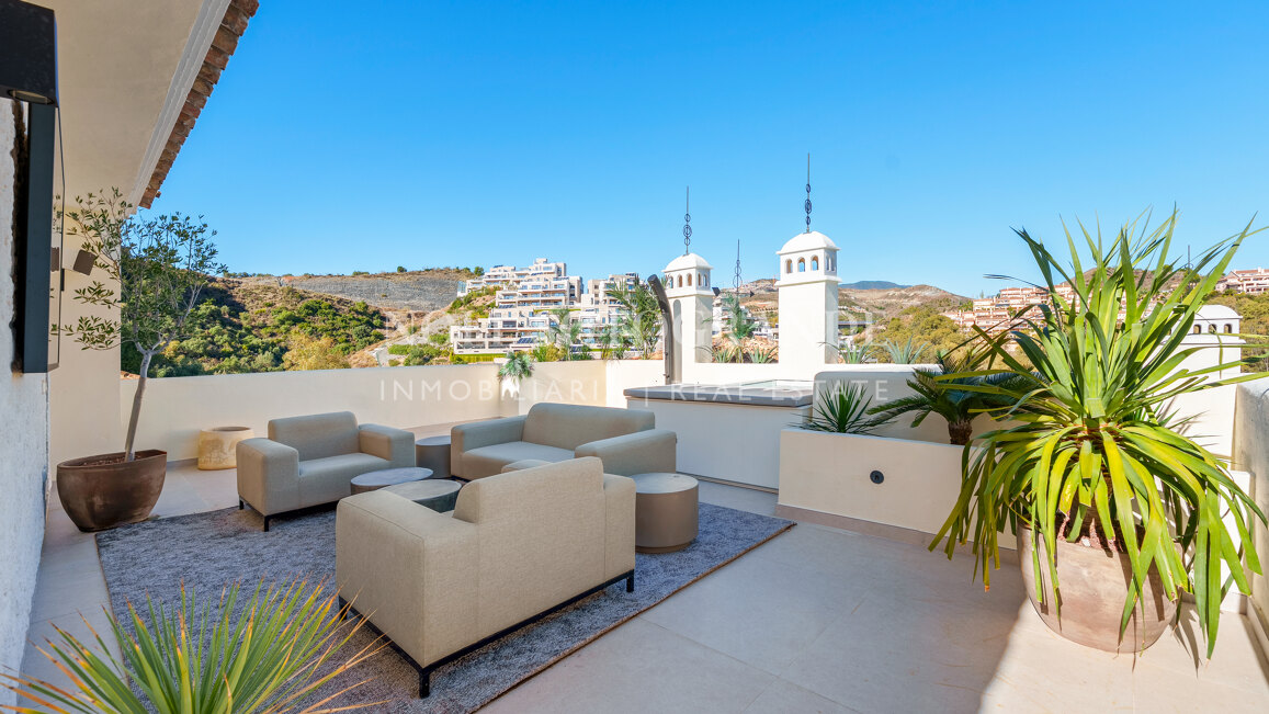 Fully renovated duplex penthouse with sea, lake and mountain views in Nueva Andalucia, Marbella