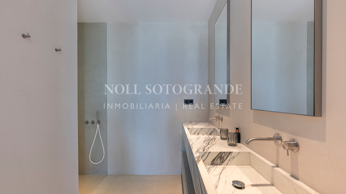 Contemporary apartment with open sea and golf views in La Quinta, Benahavis