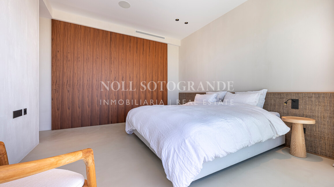 Contemporary apartment with open sea and golf views in La Quinta, Benahavis