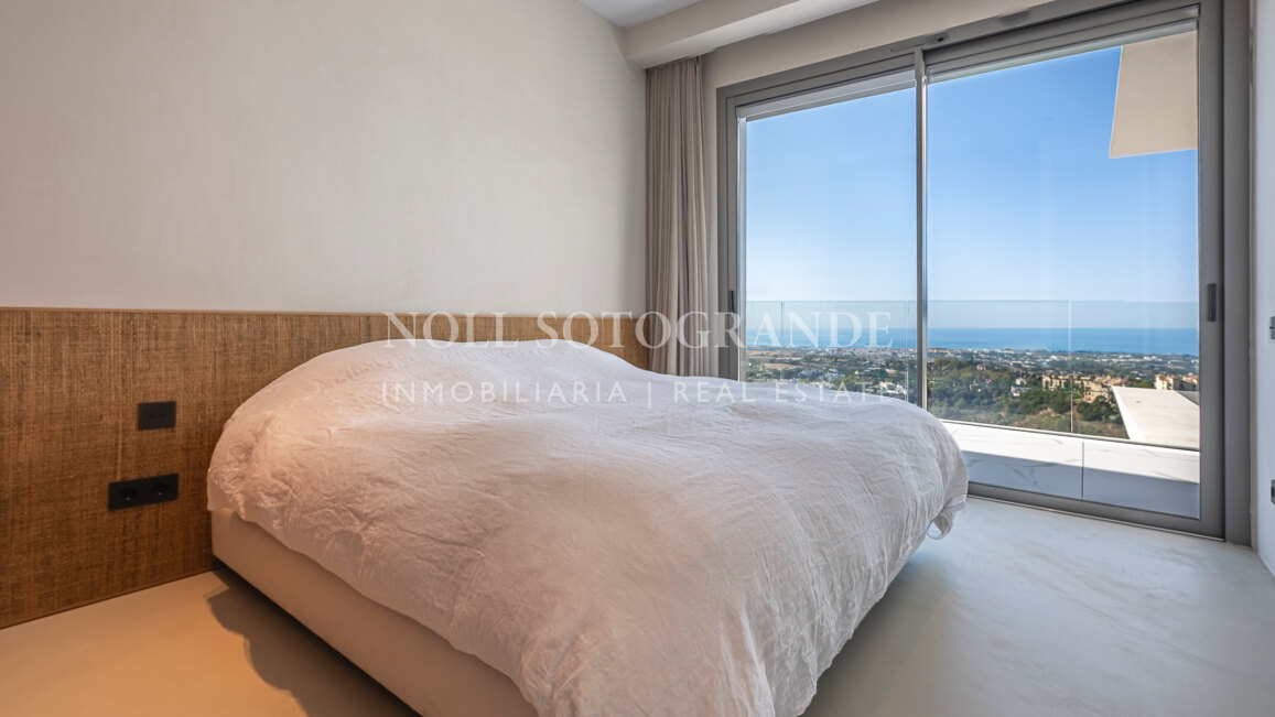 Contemporary apartment with open sea and golf views in La Quinta, Benahavis