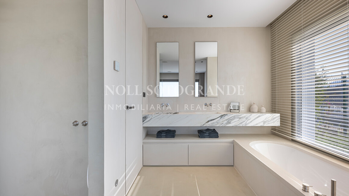 Contemporary apartment with open sea and golf views in La Quinta, Benahavis