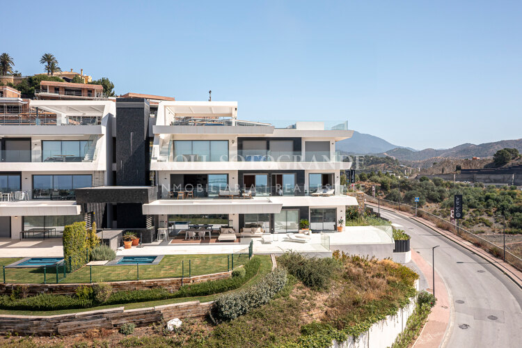 Contemporary apartment with open sea and golf views in La Quinta, Benahavis