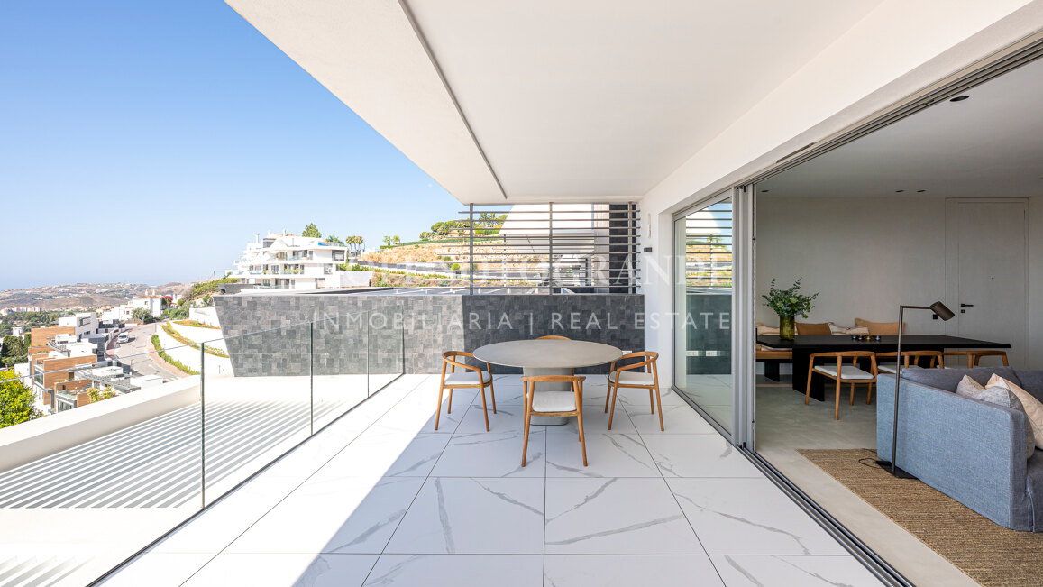 Contemporary apartment with open sea and golf views in La Quinta, Benahavis