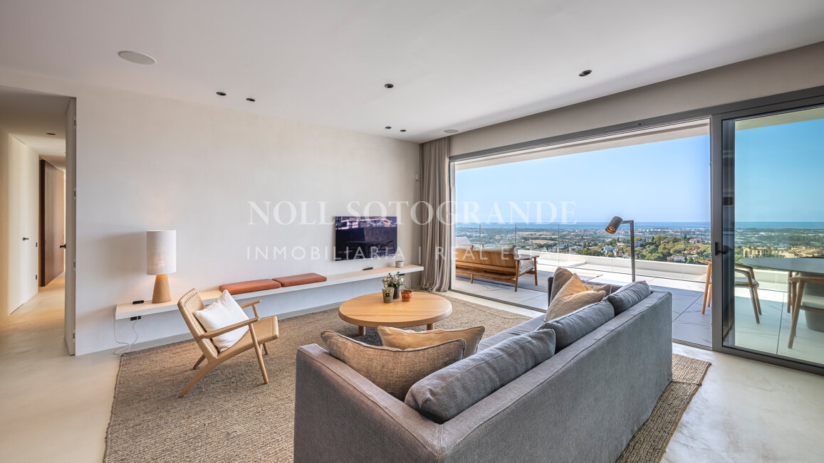 Contemporary apartment with open sea and golf views in La Quinta, Benahavis