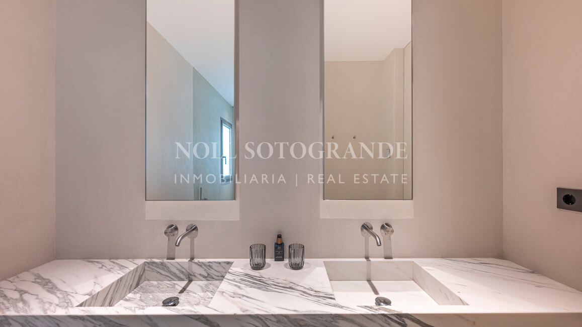 Contemporary apartment with open sea and golf views in La Quinta, Benahavis