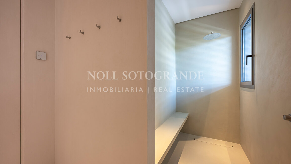 Contemporary apartment with open sea and golf views in La Quinta, Benahavis