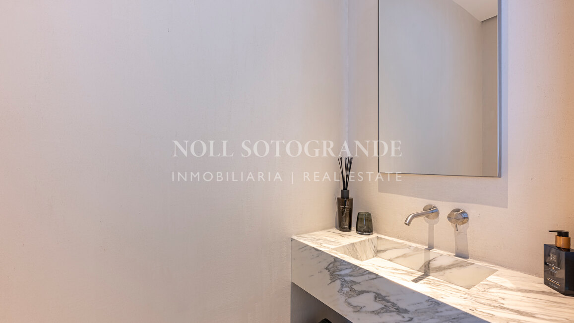 Contemporary apartment with open sea and golf views in La Quinta, Benahavis